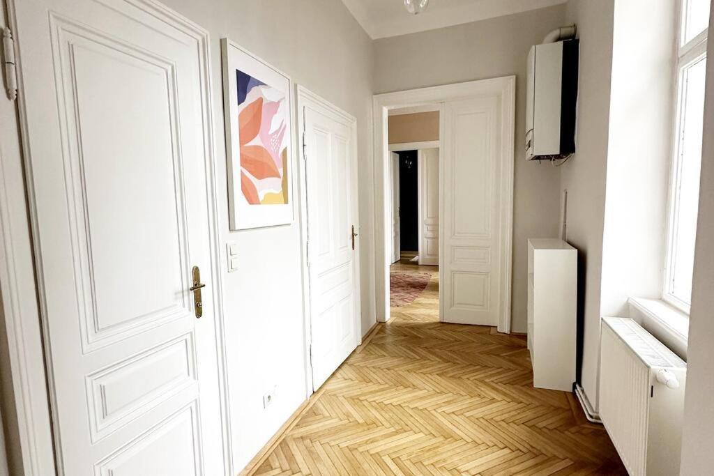 Ruhige & Grosse Altbauwohnung 7Min Zum Zentrum Bécs Kültér fotó